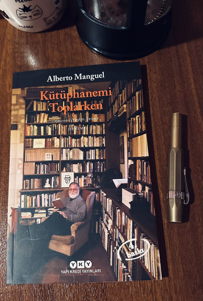 SaatcSertac's tweet photo. 📚

Okuma alışkanlığı sadece hobi değil, zihinsel bir kalkandır. Etrafımızı saran pislikle aramıza kelimelerle ördüğümüz bir duvardır. O duvarı bugün bu tuğlayla destekliyorum: Dünyanın en iyi üç beş “Okuma Uzmanı”ndan biri, Alberto Manguel… 

Sizin bugünkü kalkanınız kim? https://t.co/G9u6TdhbLh