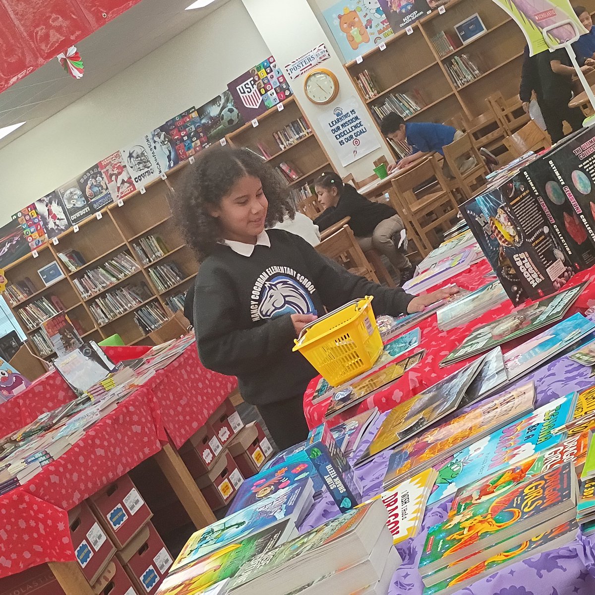theShelfieQueen's tweet photo. The Cochran Colts literally broke the(piggy) bank to make sure they could purchase Scholastic Book Fair items๐ They loved the little shopping baskets๐
#CochranColts
#scholasticbookfair
#Day3
@EDAmaya04 @cochran_school https://t.co/VsOOxyxQ37