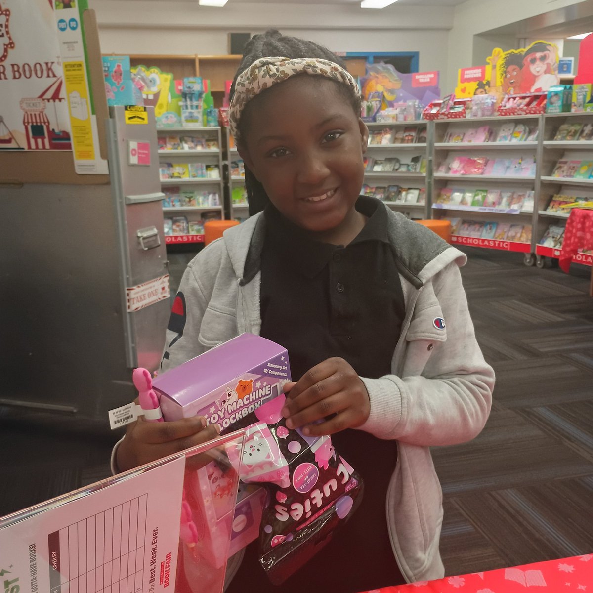 theShelfieQueen's tweet photo. The Cochran Colts literally broke the(piggy) bank to make sure they could purchase Scholastic Book Fair items๐ They loved the little shopping baskets๐
#CochranColts
#scholasticbookfair
#Day3
@EDAmaya04 @cochran_school https://t.co/VsOOxyxQ37
