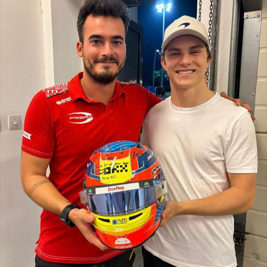 F1PToficial's tweet photo. Piastri reorganizou o seu staff para 2026 e irá voltar a colaborar com o português Pedro Matos.

O ex-engenheiro de corrida de Piastri na Fórmula 2 integrará o núcleo de apoio direto ao australiano, enquanto Mark Webber passará a dedicar-se sobretudo à vertente comercial. https://t.co/k7ObdDEcIc