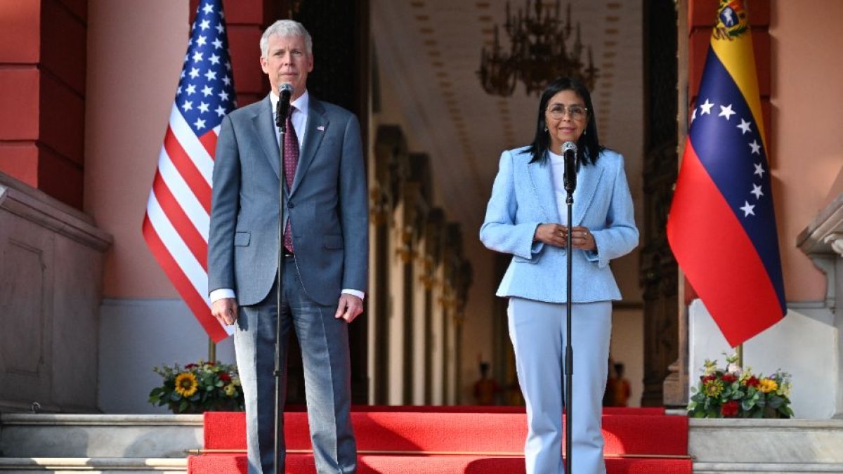 venanalysis's tweet photo. Venezuelan Acting President Delcy Rodríguez and US Energy Secretary Chris Wright gave a joint press conference today in Miraflores Presidential Palace. Some highlights:
 - Rodríguez emphasized plans for a "long-term productive alliance" with the US that can be "mutually beneficial"
 - she stated that US-Vzla relations have always centered on energy and that there have been "highs and lows" (there was no mention of Maduro in her public remarks)
 - Wright brought a message that Trump has "an agenda to make the Americas great again"
 - Talked about "tremendous opportunities" for US corporations in oil, gas, and mineral projects and that this will create jobs and prosperity. (When have multinational corporations not created prosperity in Global South countries?)

Stay tuned for a report later!