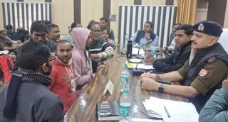 लखनऊ में भावुक दृश्य: 😱

सर मेरे पापा नहीं हैं मै स्कूल फीस नहीं जमा कर पाई मुझे परीक्षा से वंचित रहना पड़ेगा प्रवेश पत्र नहीं दे रहे स्कूल वाले कह कर फूट फूट कर रो पड़ी::

उत्तर प्रदेश की राजधानी लखनऊ के कलेक्ट्रेट में आयोजित  जनता दर्शन के दौरान एक भावुक कर देने वाला मामला