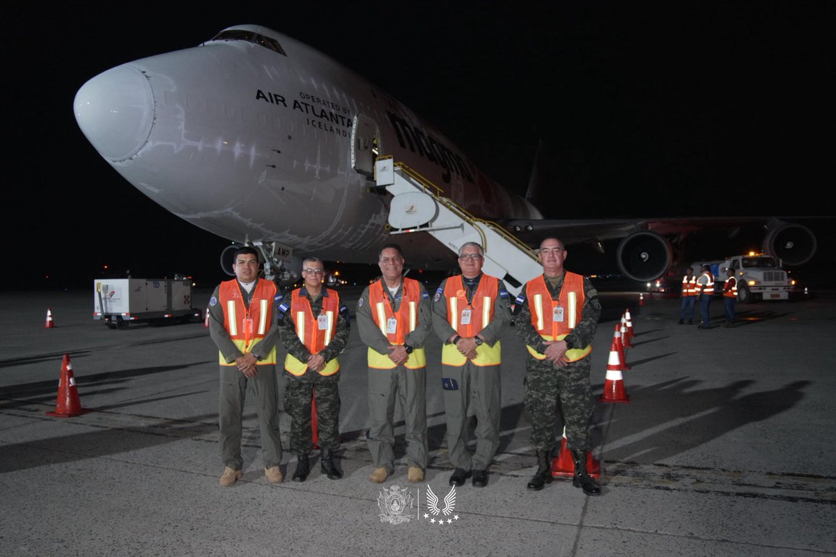 AereaHn's tweet photo. #ActualidadFAH | En presencia del Señor Comandante General de la Fuerza Aérea Hondureña, General de Brigada Don Walter Yanuario Paz López se recibió en el Aeropuerto Internacional Ramón Villeda Morales el Boeing 747-400, el cuál transportaba los dos nuevos Airbus H145 en un vuelo directo desde Frankfurt, Alemania.
Estas nuevas aeronaves serán incorporadas, a la flota ya existente de #TÚFAH.
#LlegadadeAirBusH145
#FAHcontigo “Las Alas de Honduras” #CentinelasDelAire #94añosFAH
#200AñosAlServicioDeLaNación