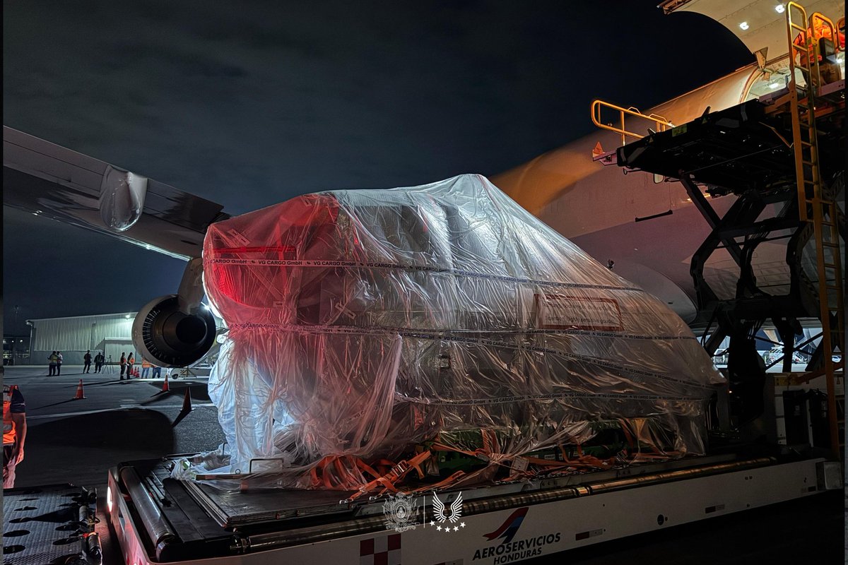 AereaHn's tweet photo. #ActualidadFAH | En presencia del Señor Comandante General de la Fuerza Aérea Hondureña, General de Brigada Don Walter Yanuario Paz López se recibió en el Aeropuerto Internacional Ramón Villeda Morales el Boeing 747-400, el cuál transportaba los dos nuevos Airbus H145 en un vuelo directo desde Frankfurt, Alemania.
Estas nuevas aeronaves serán incorporadas, a la flota ya existente de #TÚFAH.
#LlegadadeAirBusH145
#FAHcontigo “Las Alas de Honduras” #CentinelasDelAire #94añosFAH
#200AñosAlServicioDeLaNación