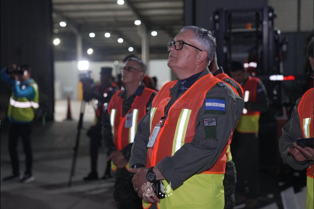 AereaHn's tweet photo. #ActualidadFAH | En presencia del Señor Comandante General de la Fuerza Aérea Hondureña, General de Brigada Don Walter Yanuario Paz López se recibió en el Aeropuerto Internacional Ramón Villeda Morales el Boeing 747-400, el cuál transportaba los dos nuevos Airbus H145 en un vuelo directo desde Frankfurt, Alemania.
Estas nuevas aeronaves serán incorporadas, a la flota ya existente de #TÚFAH.
#LlegadadeAirBusH145
#FAHcontigo “Las Alas de Honduras” #CentinelasDelAire #94añosFAH
#200AñosAlServicioDeLaNación