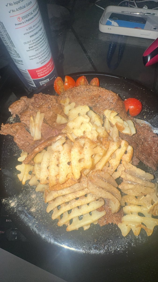 Weats? (Steak n fries w sliced tomatoes) don’t mind the Celsius or the seasoning 😭