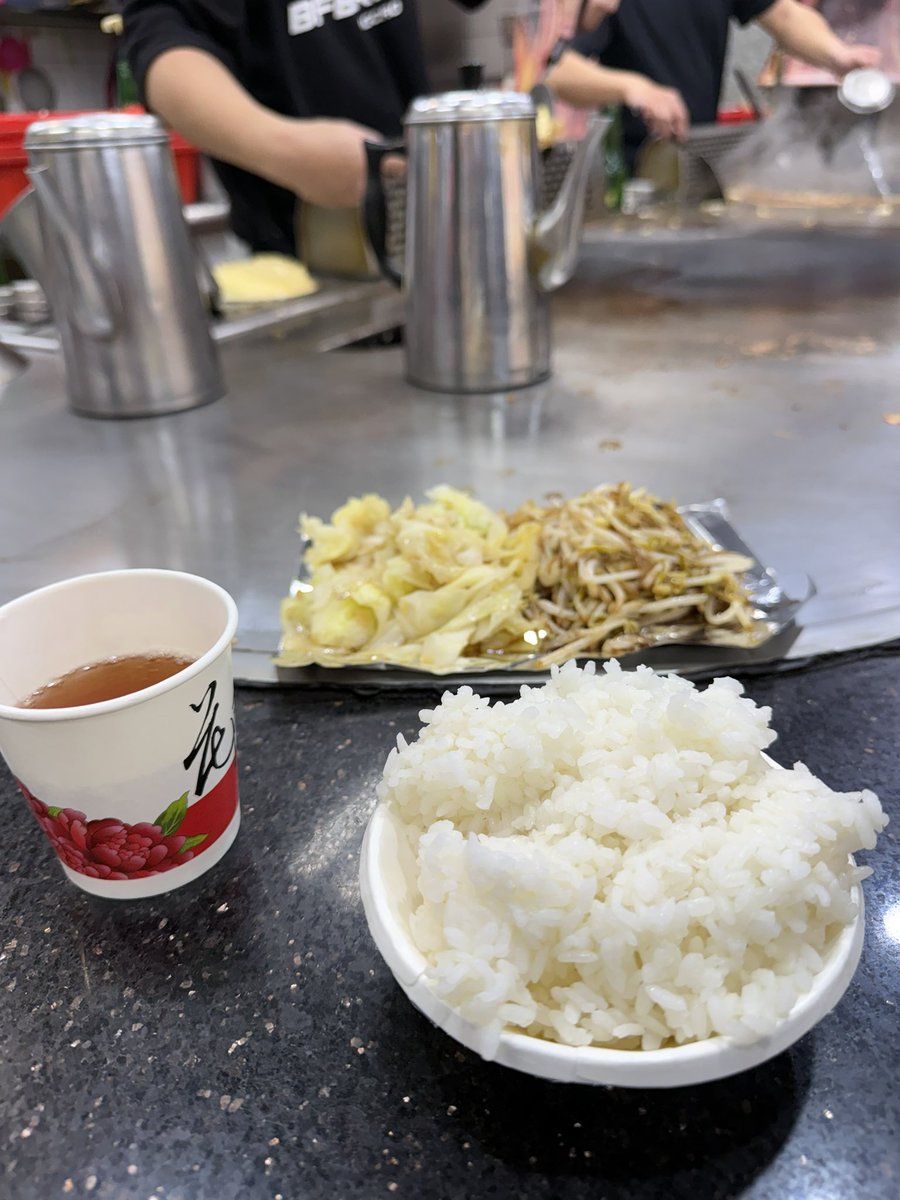 西門町のランドマーク「萬年商業大樓」の地下にある鉄板焼き屋さんへ！
✨
これで約200 TWD（約950円）なんて、コスパ最高です。私はこの香ばしい鶏モモ肉焼きが一番のお気に入り。ご飯が進みます！🍚

#台湾旅行
#西門町グルメ
