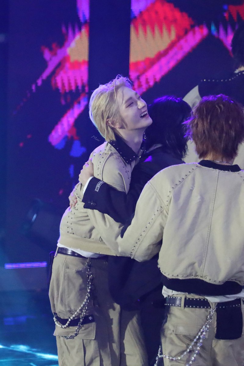 fallfortaeshan's tweet image. gue seneng banget ngeliat sungho bahagia dipeluk jaehyun gini kayak... "man, we did it. we finally did it." soalnya mereka itu kayak dua pilar bonekdo yg merasa bertanggung jawab terhadap bonekdo (krn sungho sebagai kakak tertua di grup dan jaehyun sebagai leader). so glad liat…