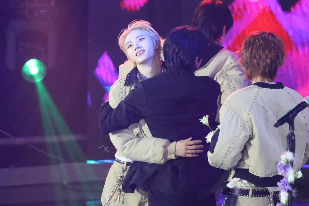 fallfortaeshan's tweet image. gue seneng banget ngeliat sungho bahagia dipeluk jaehyun gini kayak... "man, we did it. we finally did it." soalnya mereka itu kayak dua pilar bonekdo yg merasa bertanggung jawab terhadap bonekdo (krn sungho sebagai kakak tertua di grup dan jaehyun sebagai leader). so glad liat…