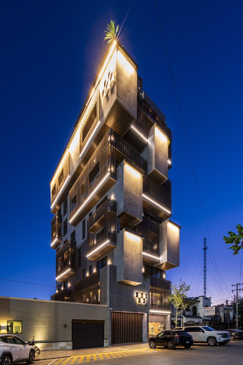 Torre M7 de <a href="/ARQMOV/">ARQMOV WORKSHOP</a> Iluminación <a href="/1_DIA/">1er[DIA]</a> 
Fachada de volumetría rotunda en Torreón gracias al color modulado con RGBW y DMX. ¿Cuánta luz es suficiente? La justa para ser vista, sin molestar. Línea, punto, rasantes y luz cálida. La escala es responsabilidad; la luz la sostiene.