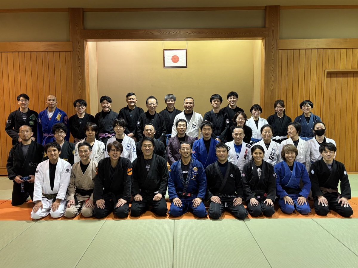 【柔術大学オンラインメンバー限定練習会】

2/23(月祝) 19:00〜21:00
中央区総合スポーツセンター

今回のテーマは
「カウンターを前提にしたガードリテンション」

守るだけではなく、
プレッシャーを利用して即アタックに転換する形を指導します。

参加すると

✔ パスされづらくなる
✔