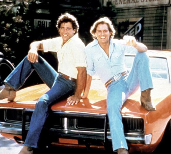 jdsundstrom's tweet photo. In 1982, "Dukes of Hazzard" stars Tom Wopat and John Schneider walked off the set over a merchandising royalty dispute. Producers hastily hired two look-alike actors to play Daisy's other cousins, Coy and Vance. Ratings quickly tanked, proving that fans loved Bo and Luke. https://t.co/jj9fZQ08zJ