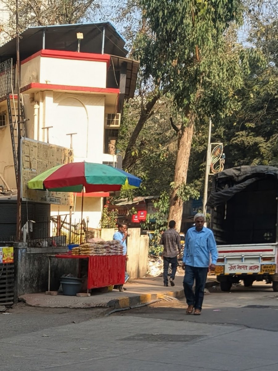 TrigTaxpayer's tweet photo. No response yet. No action yet.
The footpath near Kotak Bank, Dahisar East remains blocked despite raising this issue days ago.
Are pedestrians expected to walk in traffic indefinitely?
Kindly confirm the timeline for action.
@mybmc @mybmcWardRN @mumbaimirror https://t.co/bFvYDAyCUv