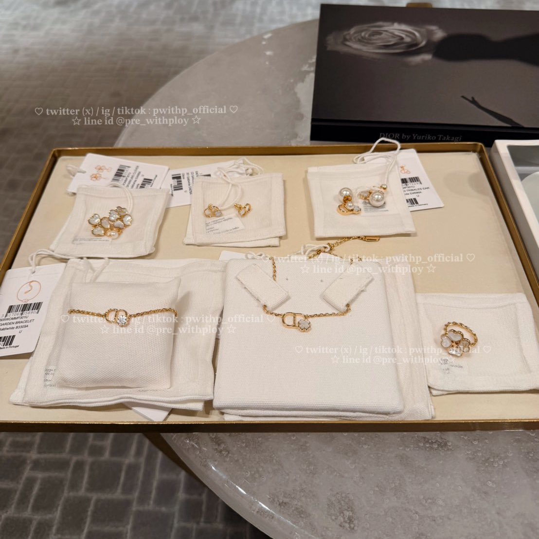 pwithp_official's tweet image. 🤲🏻⭐️ วางขายวันแรก ห้างเปิดปุ๊บ มาปั๊บ 🥹
⋆ ゛Dior ss26 mother of pearl คือเว่อร์! 
ของจริงสวยมากหินสะท้อนแสงตู้มต้าม✨
คอลนี้มีครบ earring/necklace/bracelet/ring

ทีม #prewithploy ทยอยเก็บให้นะคะ
มีไปหลายที่ตอนนี้ที่สั่งมาได้ของทุกคนค่ะ
เพราะเราจองไปก่อนเอาชัวร์นะน้องนะ 🥳🥳