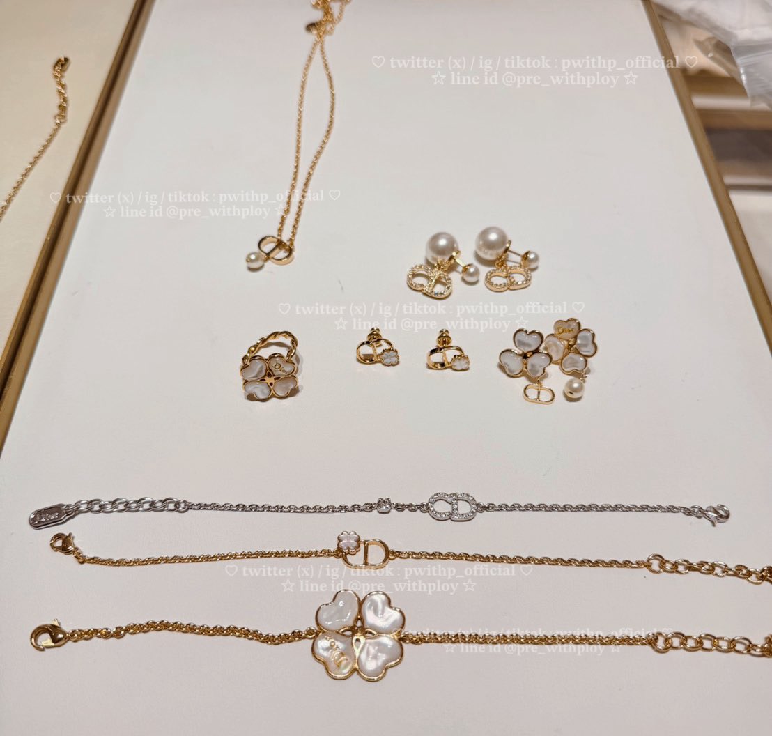 pwithp_official's tweet image. 🤲🏻⭐️ วางขายวันแรก ห้างเปิดปุ๊บ มาปั๊บ 🥹
⋆ ゛Dior ss26 mother of pearl คือเว่อร์! 
ของจริงสวยมากหินสะท้อนแสงตู้มต้าม✨
คอลนี้มีครบ earring/necklace/bracelet/ring

ทีม #prewithploy ทยอยเก็บให้นะคะ
มีไปหลายที่ตอนนี้ที่สั่งมาได้ของทุกคนค่ะ
เพราะเราจองไปก่อนเอาชัวร์นะน้องนะ 🥳🥳