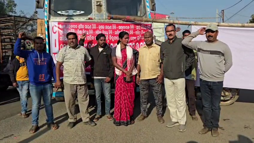 otvkhabar's tweet photo. #ଉମରକୋଟରେ_ଯାତ୍ରୀ_ହନ୍ତସନ୍ତ
-ଉମରକୋଟ: ପୁରୁଣା ବସ୍ଷ୍ଟାଣ୍ଡରେ ଯାନବାହନ ଅଟକ, ଯାତ୍ରୀ ହନ୍ତସନ୍ତ
-ଉମରକୋଟ-ନବରଙ୍ଗପୁର ଓ ଭବାନୀପାଟଣା-ଛତିଶଗଡ଼ ଯୋଗାଯୋଗ ଠପ୍
#Umerkote #TradeUnionProtest #BharatBandh #NationwideStrike #OTV https://t.co/wlJzcRWrxh