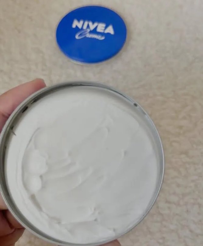 ladyhuneybee's tweet image. Whoever discovered Nivea blue tin + glycolic acid deserves lifetime green traffic lights 😭🚦
My underarms said: from shy → sleeveless season ready overnight 🤍
Budget skincare really be doing the most 💅