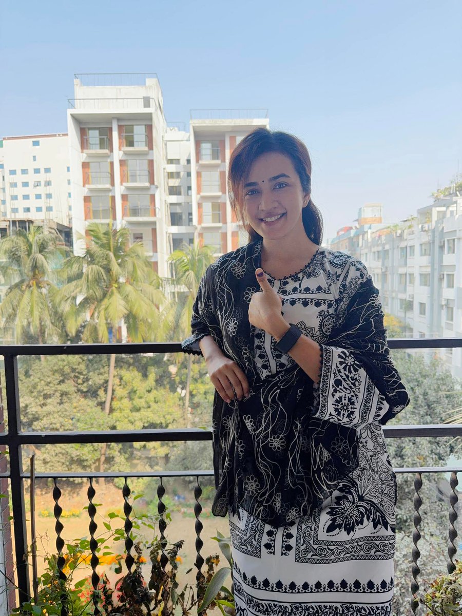 aishakhanbd's tweet image. Completed my responsibility as a Bangladeshi citizen 🇧🇩 
#dovote 🗳️