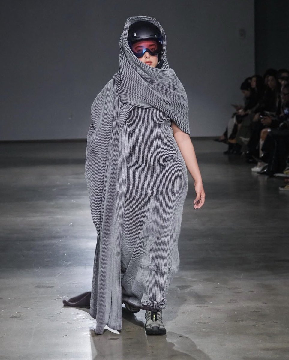 IsraelAustin7's tweet image. Huda Mustafa for the Jane Wade show at NYFW wearing a Jane Wade F/W ‘24 washed grey leather dress and Jane Wade F/W ‘24 frosted ribbed wrap #HudaXNYFW #NYFW26