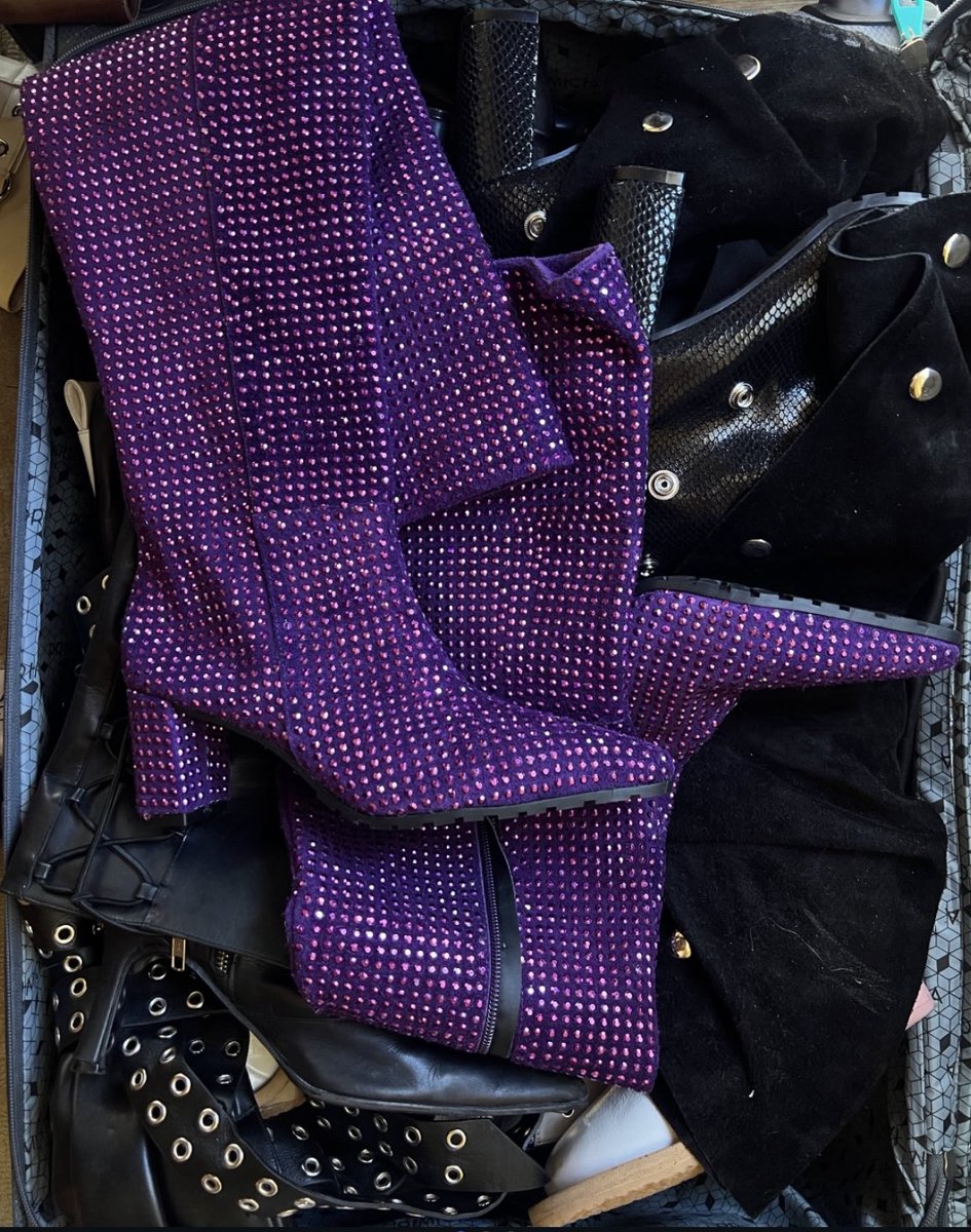 Amo el concepto de los 2000s que comenzó usarlo tini primero pero también 

Prohibido olvidar como emilia herpes le robo todo el concepto y la estética el color todo el verdadero la original solo existe una sola