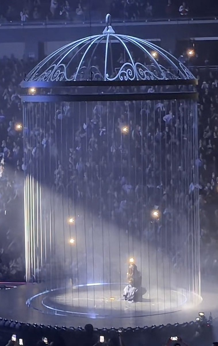 Brimcess11's tweet photo. Cardi performing her heartbreak songs in a cage 💔 She’s taking us on a journey with this tour https://t.co/7K0DP2xilc