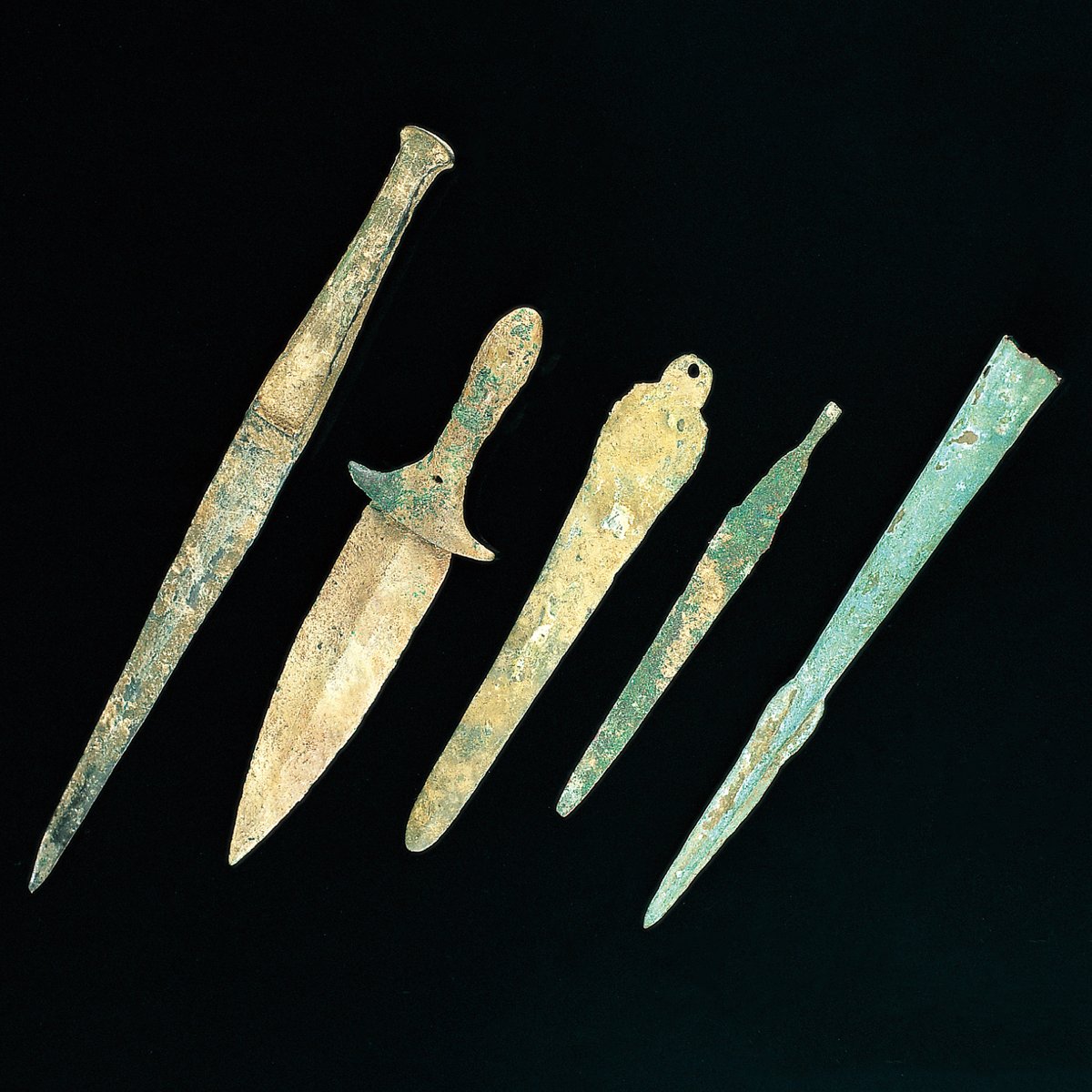 当館寄託品の、青銅製の剣や矛（の先端部分）。 左から2番目の短剣は今