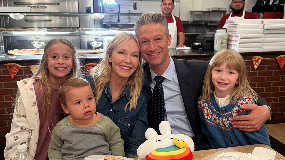 ThenaluvsKpop's tweet image. We don't have to dream anymore. They're married now with a family 10 years later #Rollisi #SVU