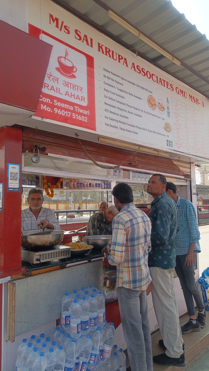 DharmendraTater's tweet photo. @RailMinIndia I'm travelling with PNR No.8244192086. At Mehsana Station, the platform vendor charging more than written on the board. I purchased a plate of Bhajia at a cost of 30₹ whereas the rate printed on the Board of the vendor is 20. How this loot is allowed. https://t.co/2ZF57Ru9Pm