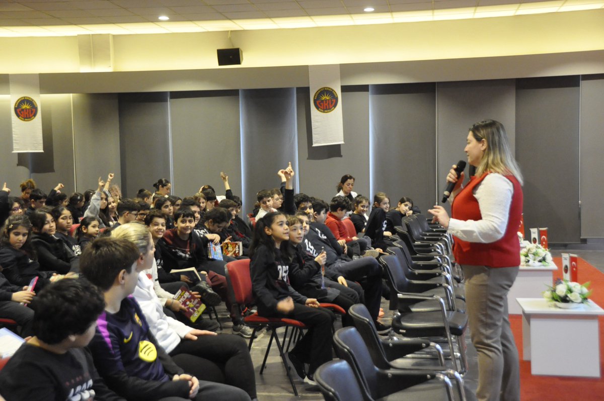 İlkokul öğrencileri Birsen Ekim Özen ile konferans salonunda bir araya geldi.Öğrenci-Yazar Buluşları kapsamında gerçekleştirilen söyleşide Birsen Ekim Özen,her kitabın bir hikayesi olduğunu,hikayelerin hafızayı canlı tuttuğunu dile getirerek hikayelerin öneminden bahsetti.