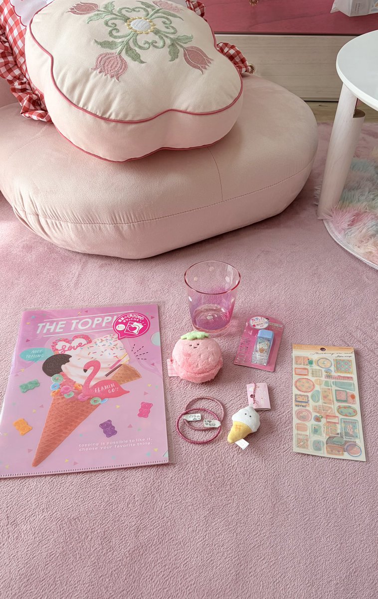 RON85586's tweet photo. 閉店セール中のファンシーショップが全品半額になったからまた買っちゃったわぁ、。。☺️ https://t.co/gednlKjG2I