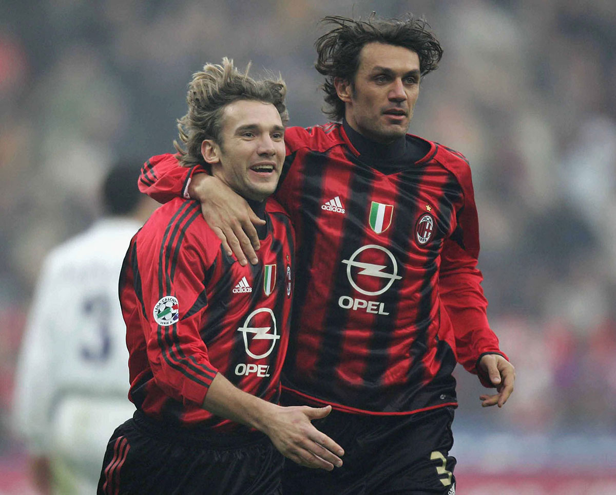 MilanUpdate's tweet photo. Andriy Shevchenko: Paolo Maldini dan Jejak Wonderkid Bernama Kaka

Legenda sepak bola Ukraina, Andriy Shevchenko, kembali membuka lembaran memori mengenai masa kejayaan AC Milan di awal era 2000-an. Dalam sebuah wawancara terbaru, peraih Ballon d'Or 2004 tersebut menyoroti dua sosok sentral yang memberikan dampak besar bagi klub: kepemimpinan absolut Paolo Maldini dan kemunculan tak terduga Ricardo Kaka.

Bagi Shevchenko, Paolo Maldini bukan sekadar kapten, melainkan standar keunggulan yang sulit dicari tandingannya. Ia menegaskan bahwa kehadiran Maldini di dalam tim memberikan perbedaan yang bersifat absolut, baik dari sisi teknis maupun mentalitas di ruang ganti.

"Paolo adalah sosok yang membuat perbedaan mutlak. Ia adalah simbol dari Milan yang selalu menuntut kesempurnaan," ujar Shevchenko sebagaimana dikutip dari laporan Milan News, Kamis (12/2/2026).

Kejutan dari Brasil

Selain membahas Maldini, Shevchenko juga mengenang momen ikonik saat Ricardo Kaka pertama kali menginjakkan kaki di pusat latihan Milanello pada tahun 2003. Kedatangan pemain muda asal Brasil tersebut awalnya tidak memicu ekspektasi besar karena penampilannya yang terlihat seperti 'pelajar' yang santun.

Namun, persepsi tersebut berubah total hanya dalam satu sesi latihan. Shevchenko menceritakan betapa terkejutnya para pemain senior saat melihat kualitas olah bola dan kecepatan Kaka di lapangan. Begitu impresifnya performa Kaka, hingga Shevchenko merasa perlu memberikan testimoni langsung kepada pelatih Milan saat itu, Carlo Ancelotti.

"Setelah sesi latihan pertama Kaka, saya langsung mendatangi Ancelotti. Saya katakan kepadanya, 'Pelatih, kita baru saja mendapatkan seorang fenomena'. Kaka memiliki kecepatan dan visi yang sangat langka bagi pemain seusianya," kenang Sheva.

Standar Tinggi Milanello

Refleksi Shevchenko ini seolah menjadi pengingat akan standar tinggi yang pernah tertanam di Milanello. Pada masa itu, Milan bukan hanya sekadar mengumpulkan nama besar, tetapi juga memiliki insting tajam dalam mengidentifikasi talenta luar biasa yang mampu langsung terintegrasi dengan filosofi klub.

Kombinasi antara pemimpin karismatik seperti Maldini dan talenta murni seperti Kaka menjadi kunci keberhasilan Milan meraih berbagai trofi prestisius di Eropa. Bagi Shevchenko, masa-masa tersebut adalah pembuktian bahwa kesuksesan sebuah klub besar dibangun di atas fondasi karakter yang kuat dan keberanian untuk memercayai talenta baru yang menjanjikan.

Pernyataan sang legenda ini kembali memantik nostalgia di kalangan Milanisti, sekaligus memberikan perspektif berharga bagi skuad Milan saat ini tentang bagaimana seorang pemain besar seharusnya memberikan pengaruh bagi rekan setim dan sejarah klub.
