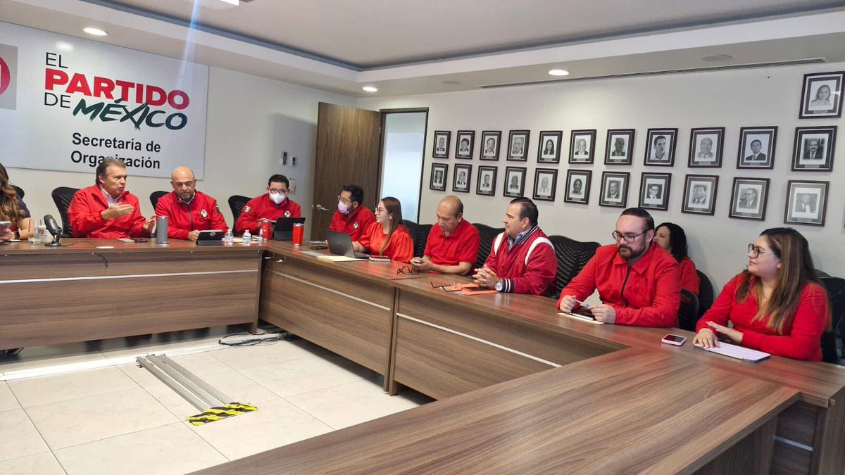 rigofuentes's tweet image. Nuestra mentalidad es el triunfo y en un gran bloque #priista somos la fuerza que nuestros adversarios respetan.

Con el Secretario, @Jorge_Meade; la Secretaria, @ale_anbec; el Secretario @JorgeTejero; y el Coordinador @jlvillalobosg, construyendo la #Ruta27.

🇲🇽 @alitomorenoc