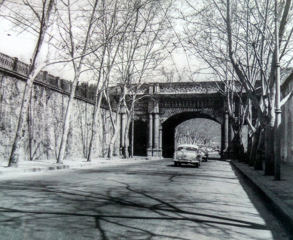 hayalleme's tweet photo. Ağaçlı yol ve Çırağan Sarayı Geçidi
📅1969-77 https://t.co/AtsGIfhW0P