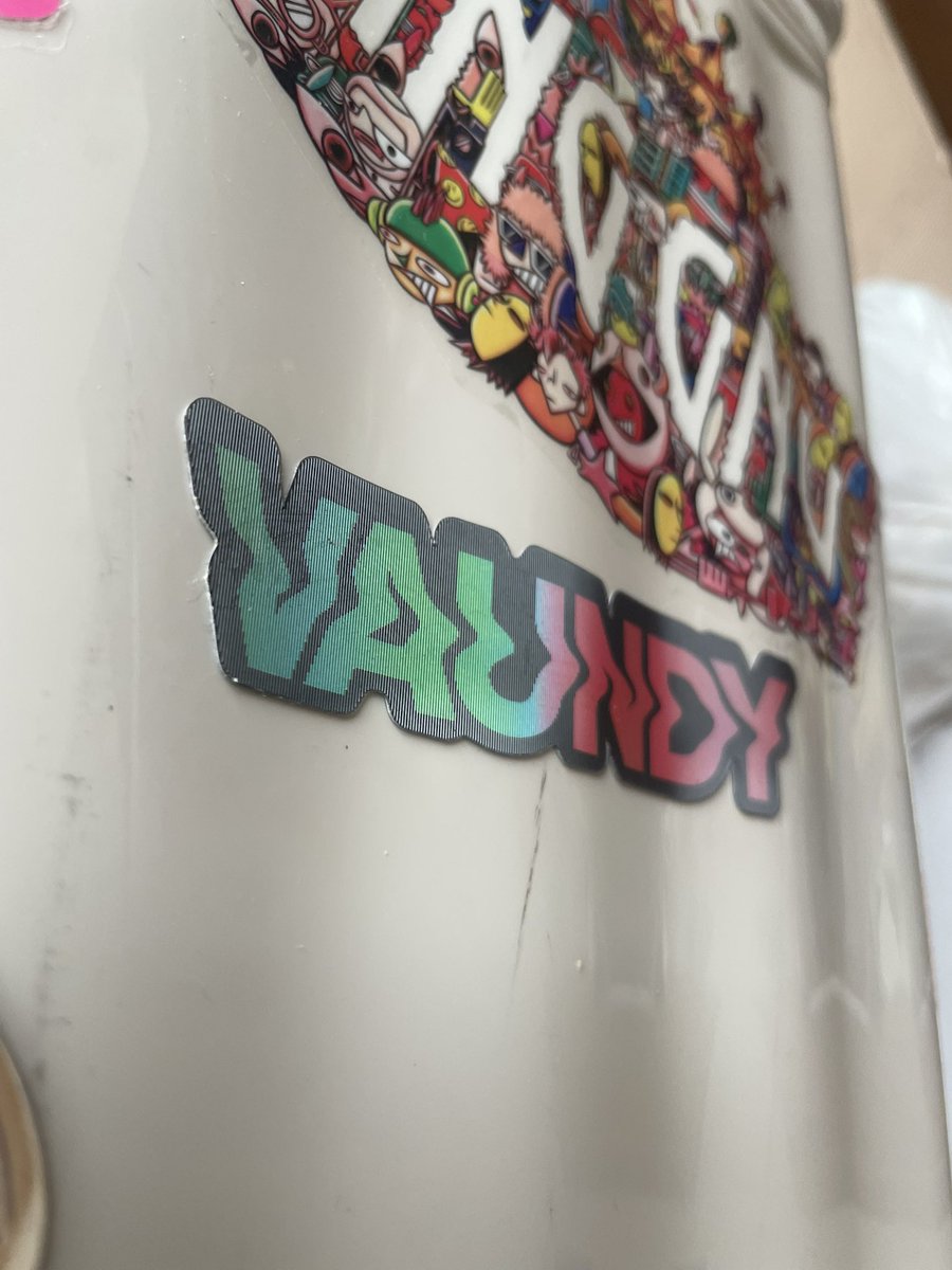 角度によって色が変わるんだよ！ 今回のステッカーまじで可愛い