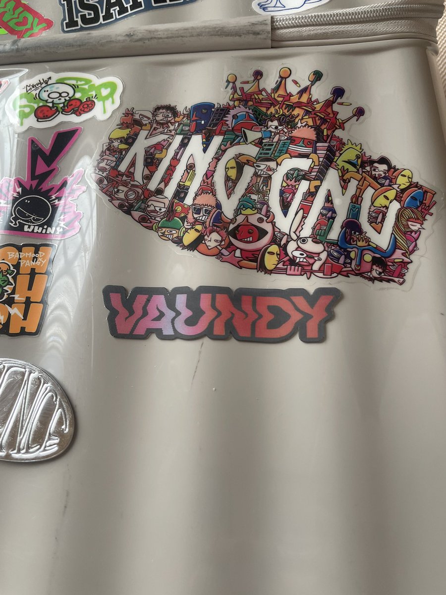 角度によって色が変わるんだよ！ 今回のステッカーまじで可愛い