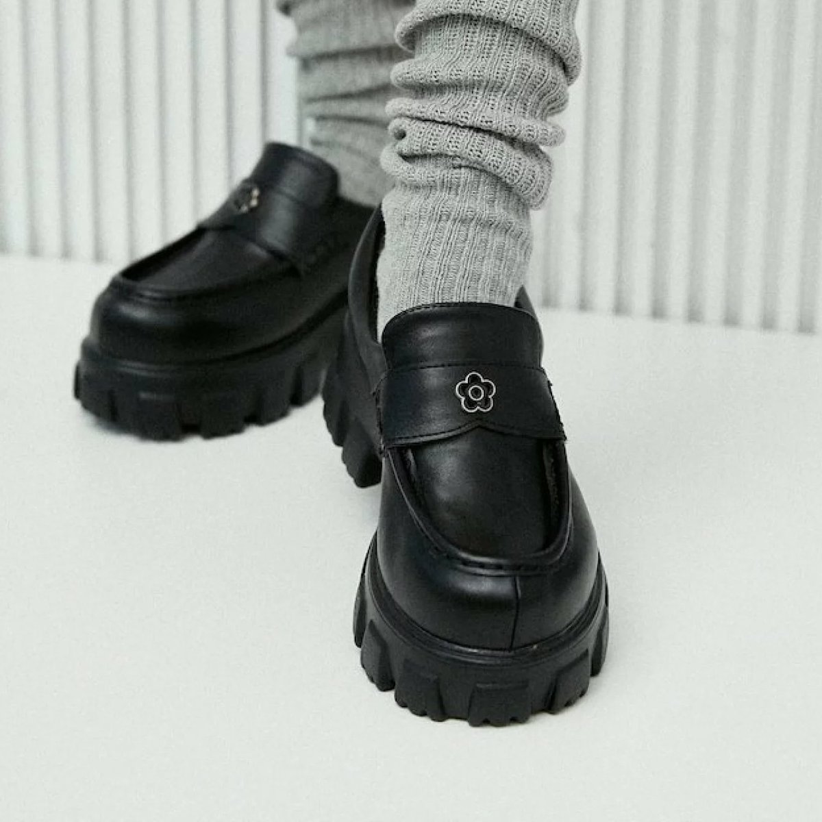 甘い？って聞かれて、即答で「違う」って言えるローファー。デイジーは飾り、主役は「選んだ女のセンス」。