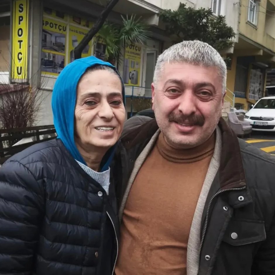 Gazi Mahallesi Muhtarı: "Yıldız Tilbe, 8 yıldır mahallemizi ziyarete gelir.

Engelli, yetim, yardıma muhtaç insanlara yardım eder. Onlara moral verir ve ihtiyaçlarını karşılamaya çalışır."