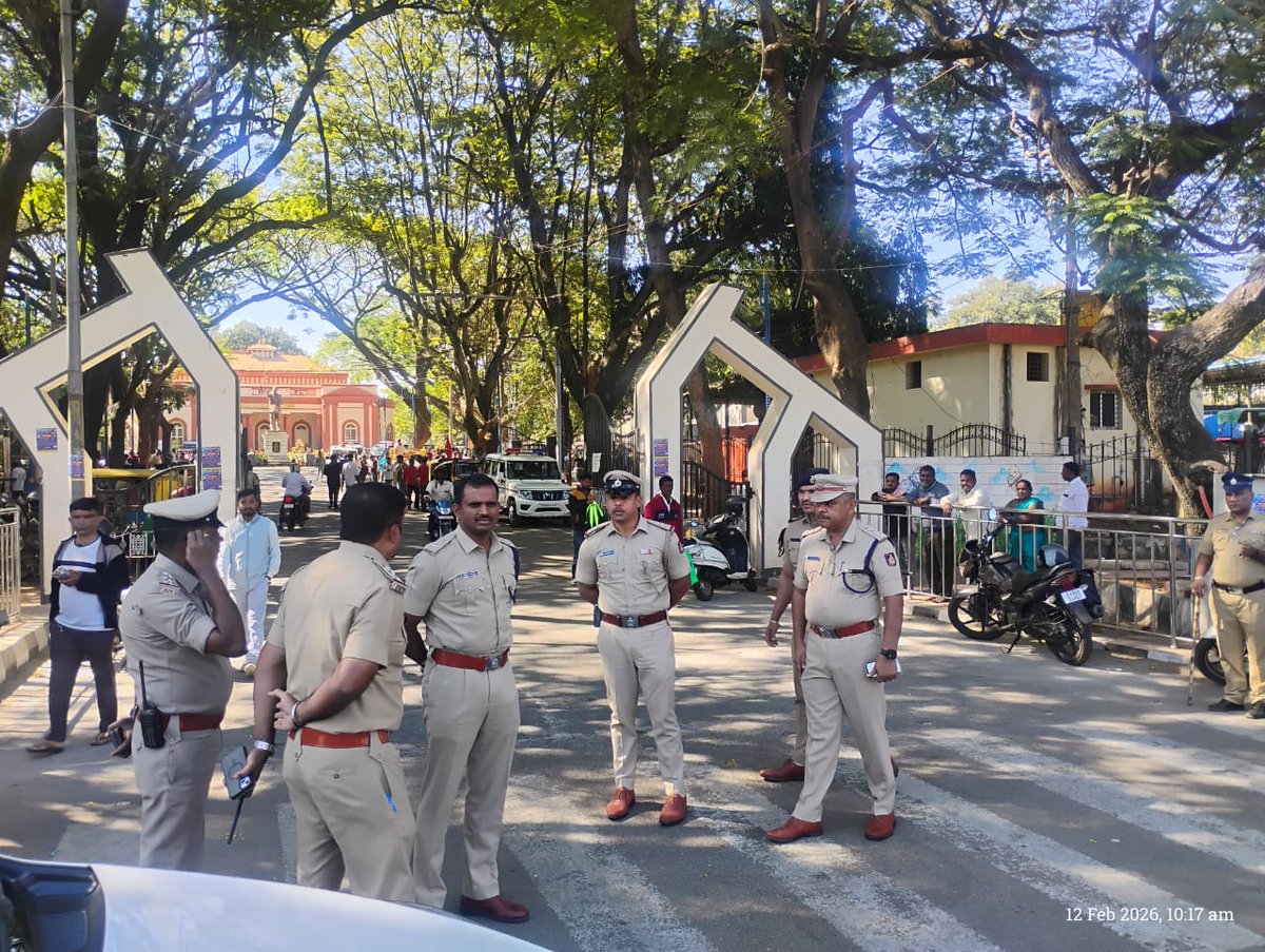 SPTumkur's tweet photo. ಕಾರ್ಮಿಕ ಸಂಘಟನೆಗಳಿಂದ ಕರೆ ನೀಡಲಾಗಿದ್ದ ಭಾರತ್ ಬಂದ್ ಪ್ರಯುಕ್ತ  ನಗರದಲ್ಲಿ ಬಂದೋಬಸ್ತ್ ನ್ನು ಪರಿಶೀಲಿಸಲಾಯಿತು.
#TumakuruDistrictPolice
#BharathBandh
#Bandobasth
@venkatashok https://t.co/gWH92IBnFM