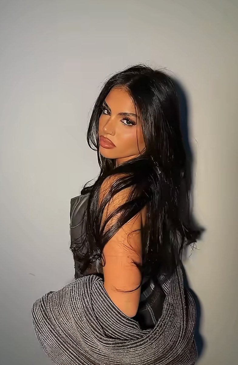 itsnotghadu's tweet image. These need to be framed immediately🔥

Huda serving at the Jane Wade show during NYFW 2026

#HudaXNYFW #NYFW