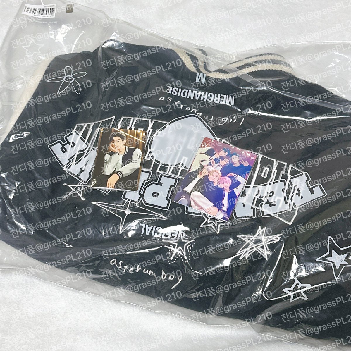 grassPL210's tweet image. Rt=❤️

뫄 인형, 바시티 M사이즈 원가양도 합니다!

뫄는 배송 받고 열어서 확인 한 번 하고 다시 박스안에 전시해놨었어요!
바시티도 시착 한 번 후 넣어놨습니다:)

양도 원하시는 분께서는 dm 부탁드리겠습니다!