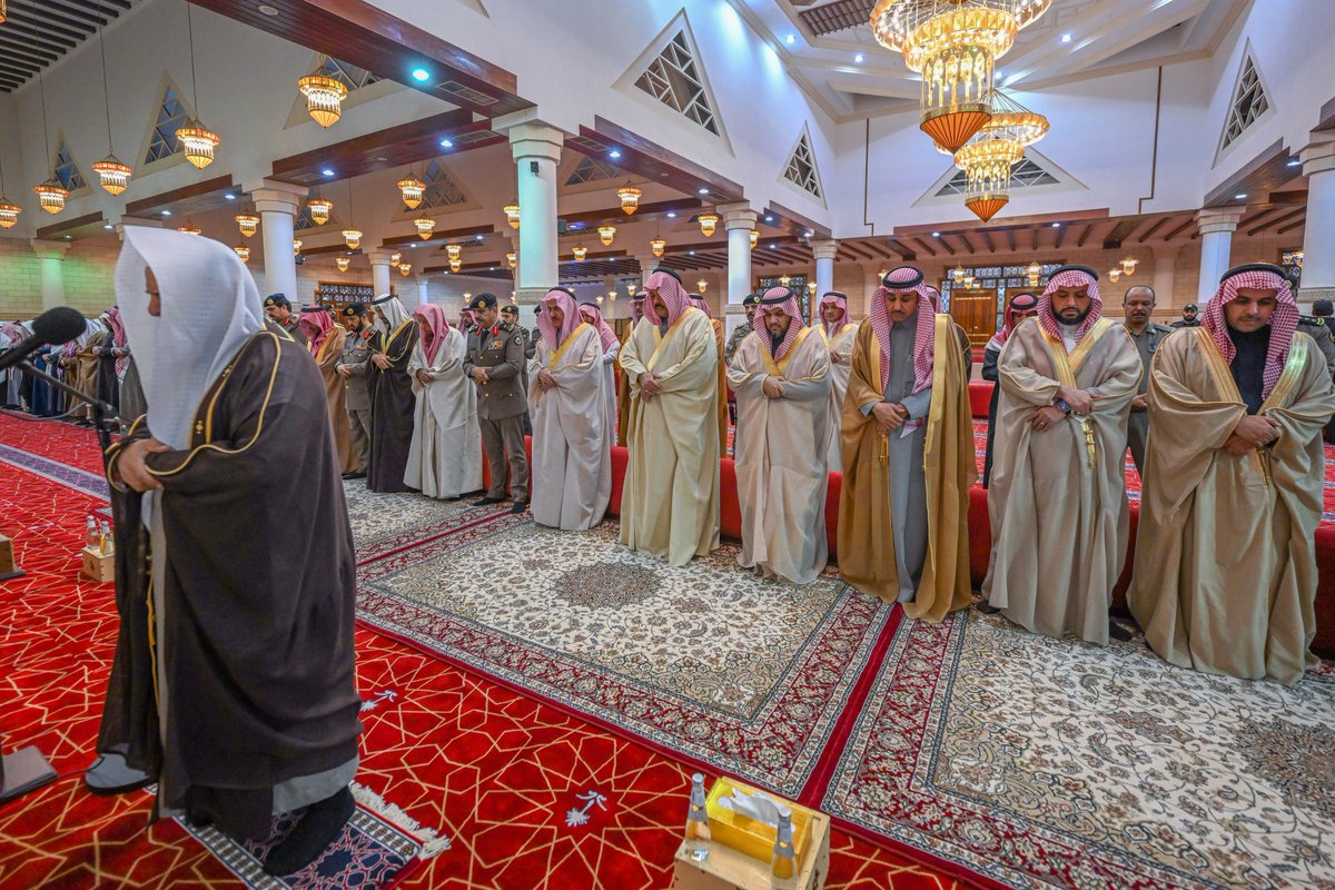 سمو #أمير_منطقة_حائل يؤدي #صلاة_الاستسقاء مع جمع من المصلين في جامع الملك فهد بحائل.
