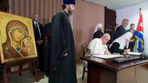 RoberNoaFrometa's tweet photo. Hace 10 años, en La Habana, el Papa Francisco y el Patriarca Kiril se encontraron por primera vez en la historia. Francisco dijo: “Si #Cuba sigue así, será la capital de la unidad”. Su abrazo aún nos convoca a la paz y la fraternidad. #UnidosXCuba https://t.co/IOYq16US5x