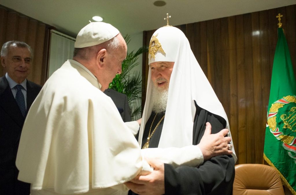 RoberNoaFrometa's tweet photo. Hace 10 años, en La Habana, el Papa Francisco y el Patriarca Kiril se encontraron por primera vez en la historia. Francisco dijo: “Si #Cuba sigue así, será la capital de la unidad”. Su abrazo aún nos convoca a la paz y la fraternidad. #UnidosXCuba https://t.co/IOYq16US5x