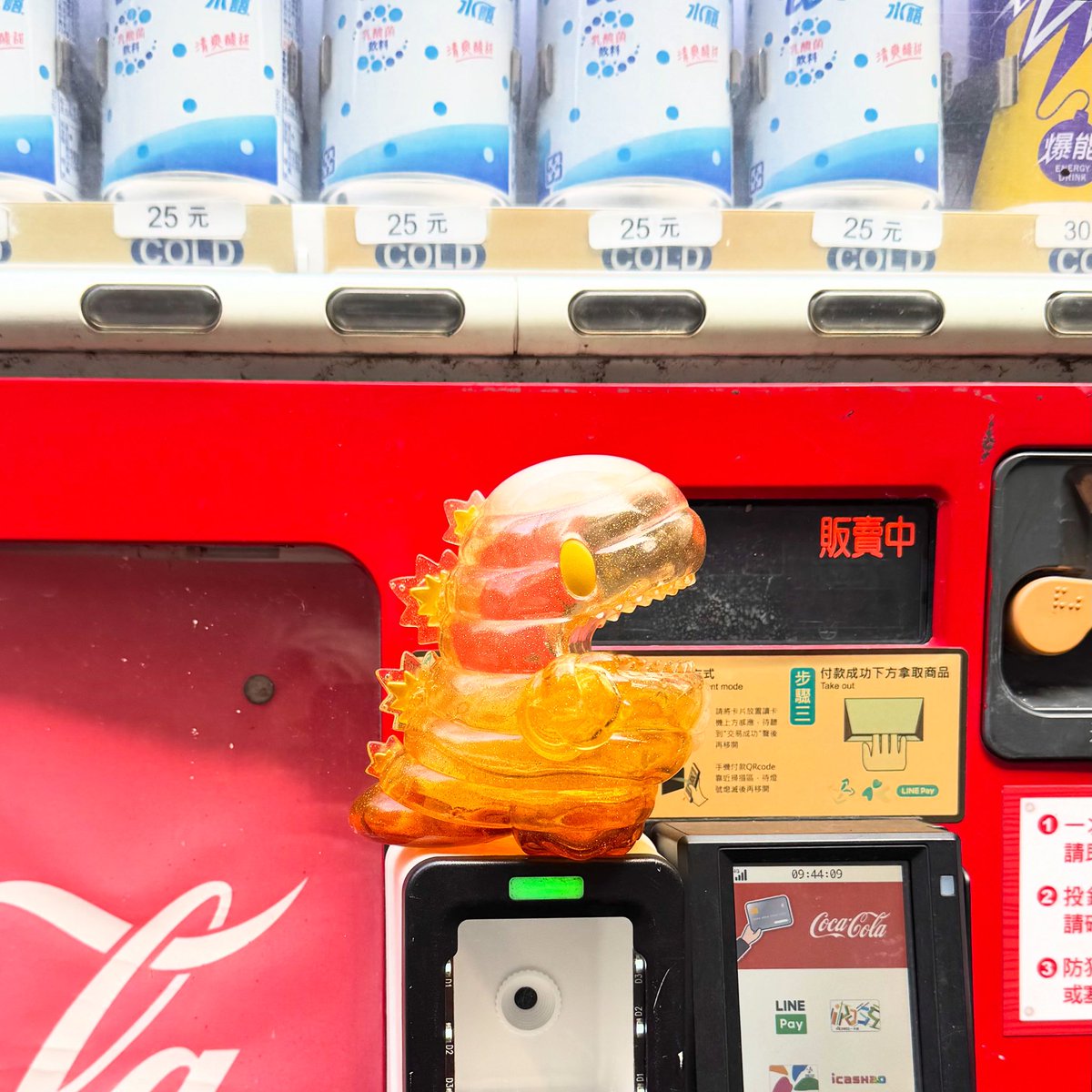 No beer in this vending machine 😆🍺🦖

#ziqi #ziqiDino #ziqiToys #marshmallowDino #dino