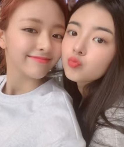 Throwback photos of Yuna with the members from the teaser of ITZY’s upcoming series ‘Hello 2026’

#YUNA #유나