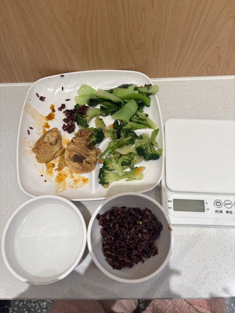 锻炼完腹，在大米先生吃完午饭～带了电子秤全部精准称过还过水了，吃完饭美美找个咖啡厅摆烂～今天来生理期了