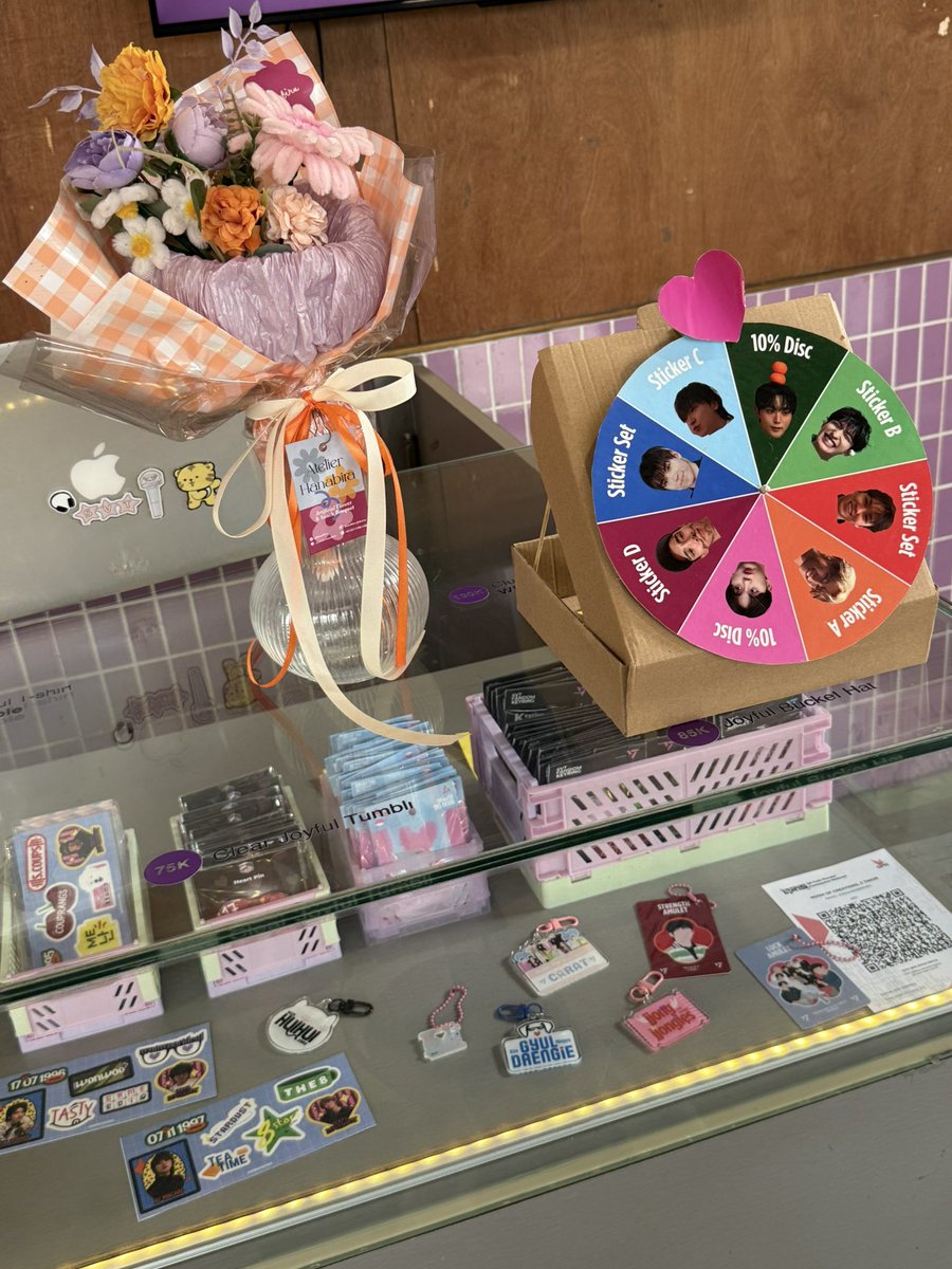 17’s Four Season is open!🌸☀️❄️🍁

⏰ 09.00 - 22.00
📍 Bloomery, Blok M
🍰 95k-105k (limited walk-ins)
📷 Cafe Exhibition &amp; Mirror Selfie
🍀 1 package = 1 spinwheel
🎯 Dart Games (anyone is free to play to win a chance of album &amp; pc)
🛍️ Fanmerch Product

#17sFourSeasons