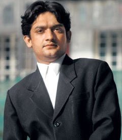 ‘शाहिद आज़मी’ कि शहादत को 16 साल बीत चुके हैं। 32 वर्षीय शाहिद कि 11 फ़रवरी 2010 को उन्हीं के ऑफिस में गोली मारकर हत्या कर दी गई थी। उनका जुर्म ये था कि वो आतंकवाद के झूठे केस में फंसे मुसलमानों को न्याय दिलाने का कार्य करते थे। अपनी वकालत के जरिए 7 साल में 17 बेगुनाहों को बचाया।