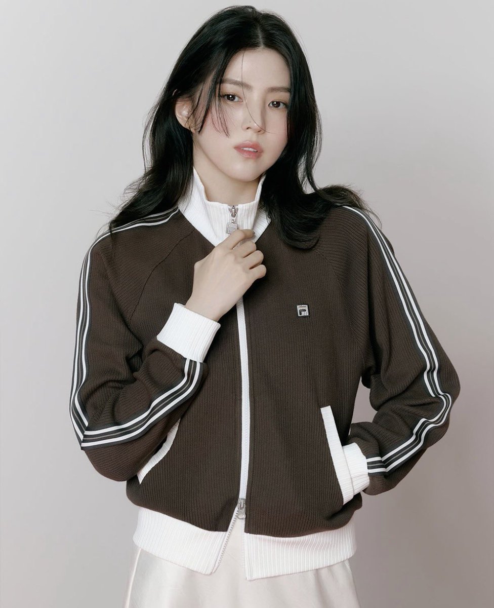 soxee1118's tweet photo. 휠라+한소희 https://t.co/U4PBAYJqbl