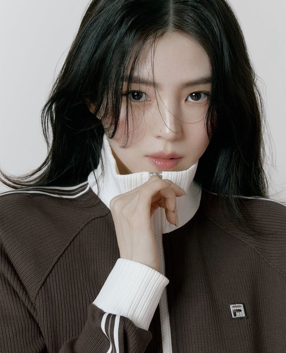 soxee1118's tweet photo. 휠라+한소희 https://t.co/U4PBAYJqbl